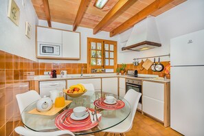 Een koelkast, een microgolfoven, een oven, een vaatwasser