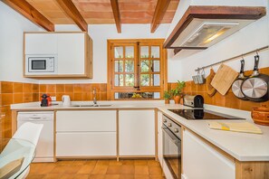 Een koelkast, een microgolfoven, een oven, een vaatwasser