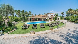 A house with a swimming pool, lounge chairs, and a well-maintained garden. - BARRETAS Ref. VP52 (Alcúdia)