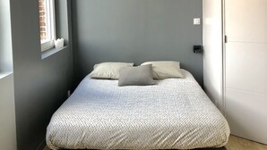 A bedroom with a bed, a window, and a door. - Comfortable studio near University of Artois (Arras)
