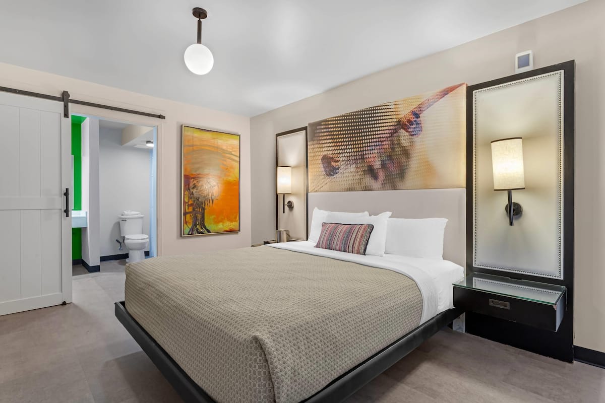 Room, 1 Katil Raja (King), Accessible, Non Smoking | Peralatan tempat tidur premium, busa memori, meja
