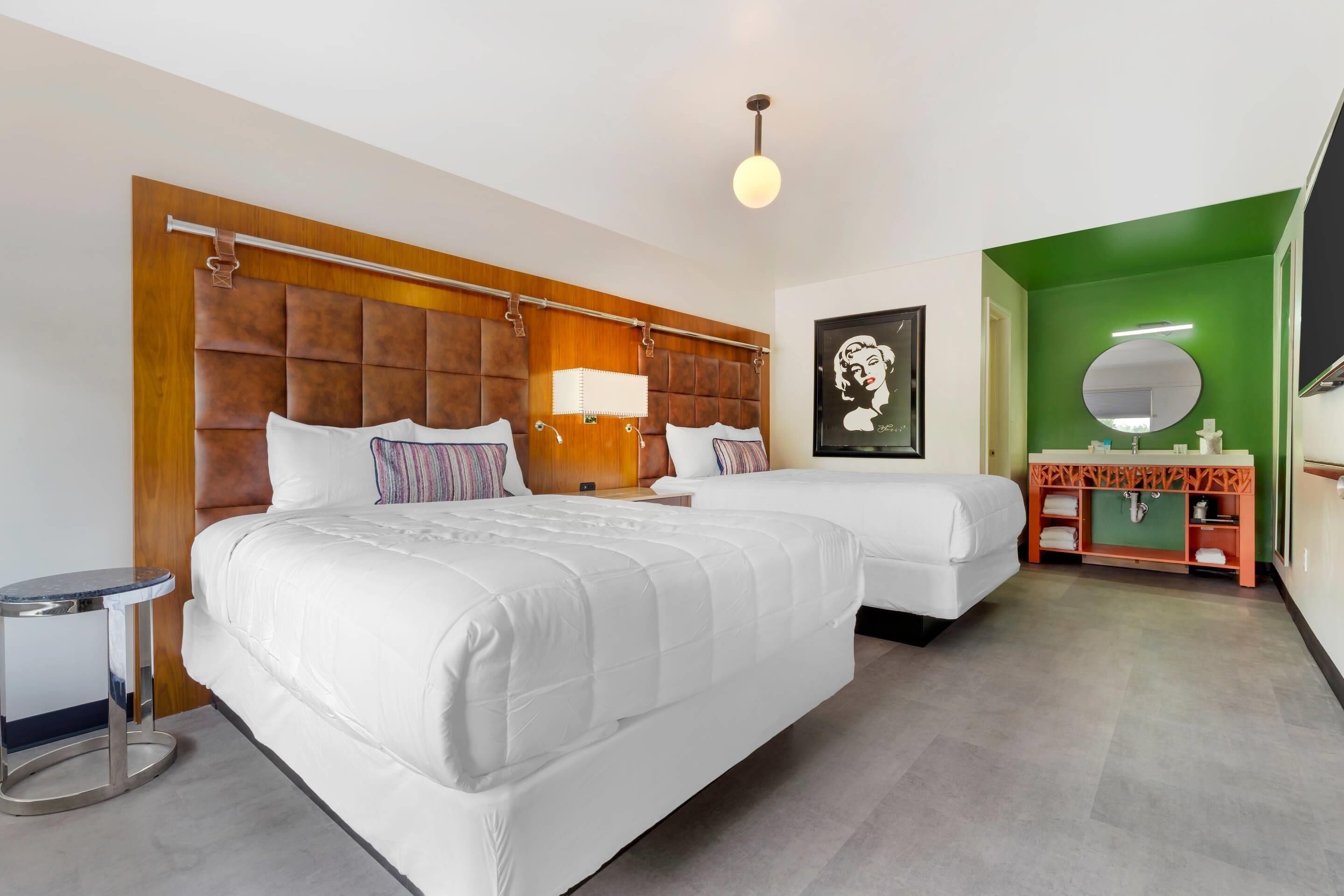 Bộ đồ giường cao cấp, nệm cao su hoạt tính (memory foam), bàn 