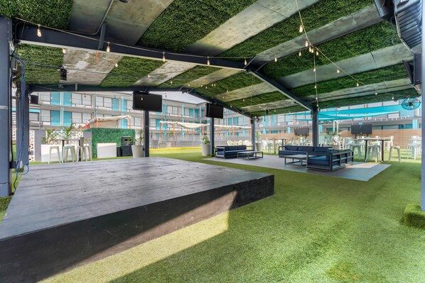 Een buitenzwembad, zwembadcabana's (toeslag) en parasols bij het zwembad