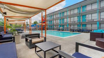 Hồ bơi ngoài trời, mở cửa từ 10:00 đến 21:00, lều (phụ phí)