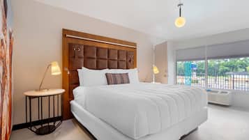 Suite, 1 Tempat Tidur King, Bebas Asap Rokok (Upgrade) | Seprai premium, busa memori, meja kerja, dan tirai kedap cahaya