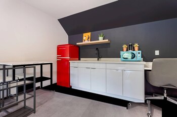 Suite, 1 King Bed, Non Smoking | Premium bedding, memory foam beds, desk, blackout drapes at Heights House Hotel - Houston Heights Downtown, an Ascend Collection Hotel