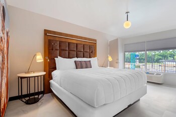 Suite, 1 King Bed, Non Smoking (Upgrade) | Premium bedding, memory foam beds, desk, blackout drapes at Heights House Hotel - Houston Heights Downtown, an Ascend Collection Hotel