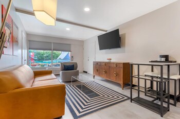 Suite, 1 King Bed, Non Smoking (Upgrade) | Premium bedding, memory foam beds, desk, blackout drapes at Heights House Hotel - Houston Heights Downtown, an Ascend Collection Hotel