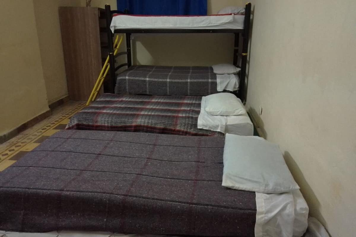 Hab # 10 Dormitorio Compartido | Cortinas blackout, insonorización y tabla de planchar con plancha
