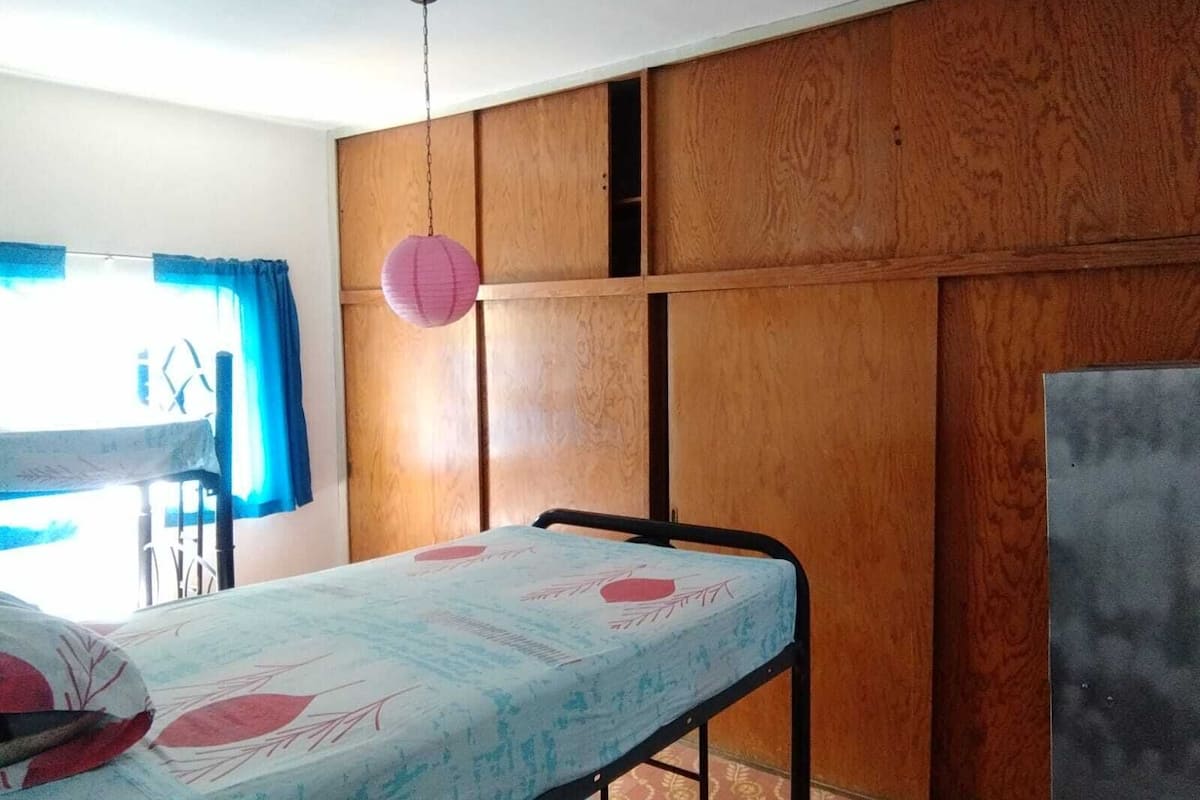 Dormitorio compartido estándar, 5 habitaciones | Cortinas blackout, insonorización y tabla de planchar con plancha