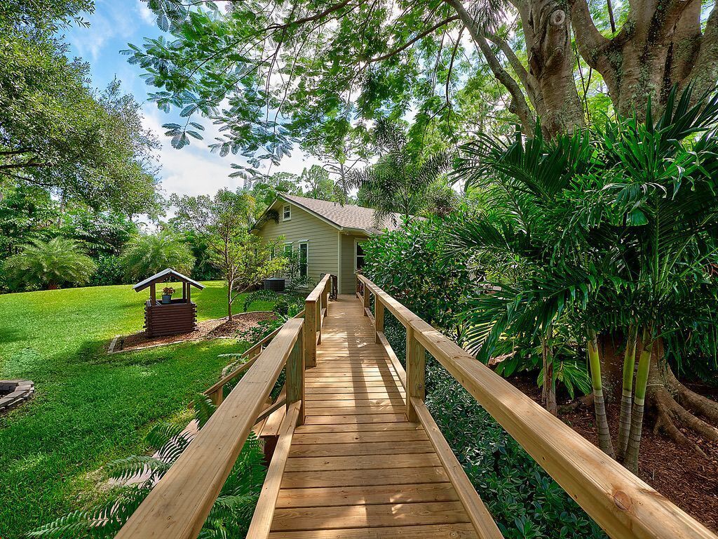 Secluded King and Queen Open Concept Guest house