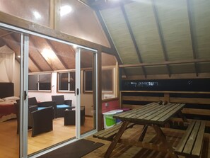 Outdoor dining - Fare Apetahi in a wooded park of 15,000 m2 (Uturoa)