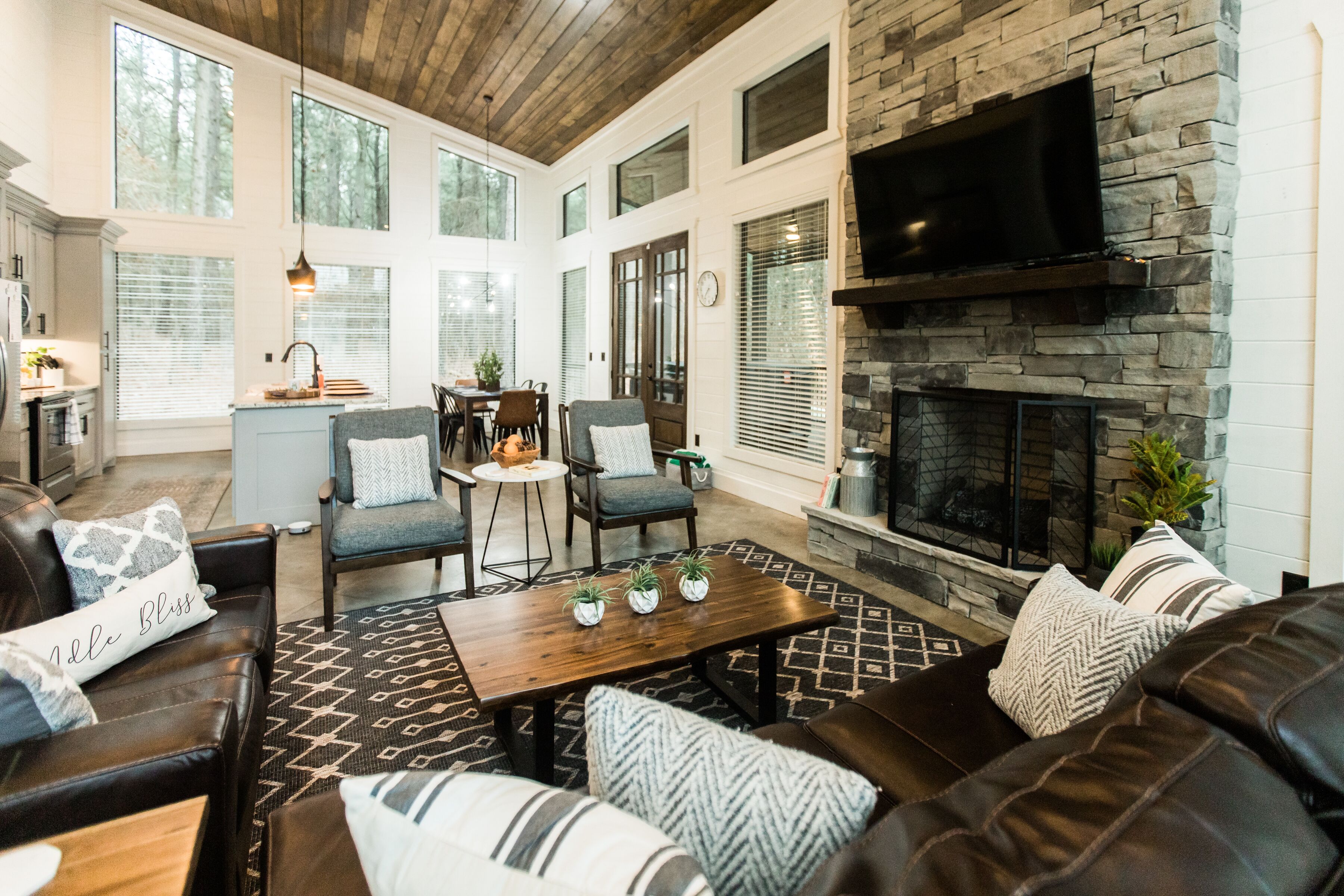 Brand New Idle Bliss 2 Bdrm, 2 1/2 Bth, Hot Tub, Firepit, Outdoor Fireplace