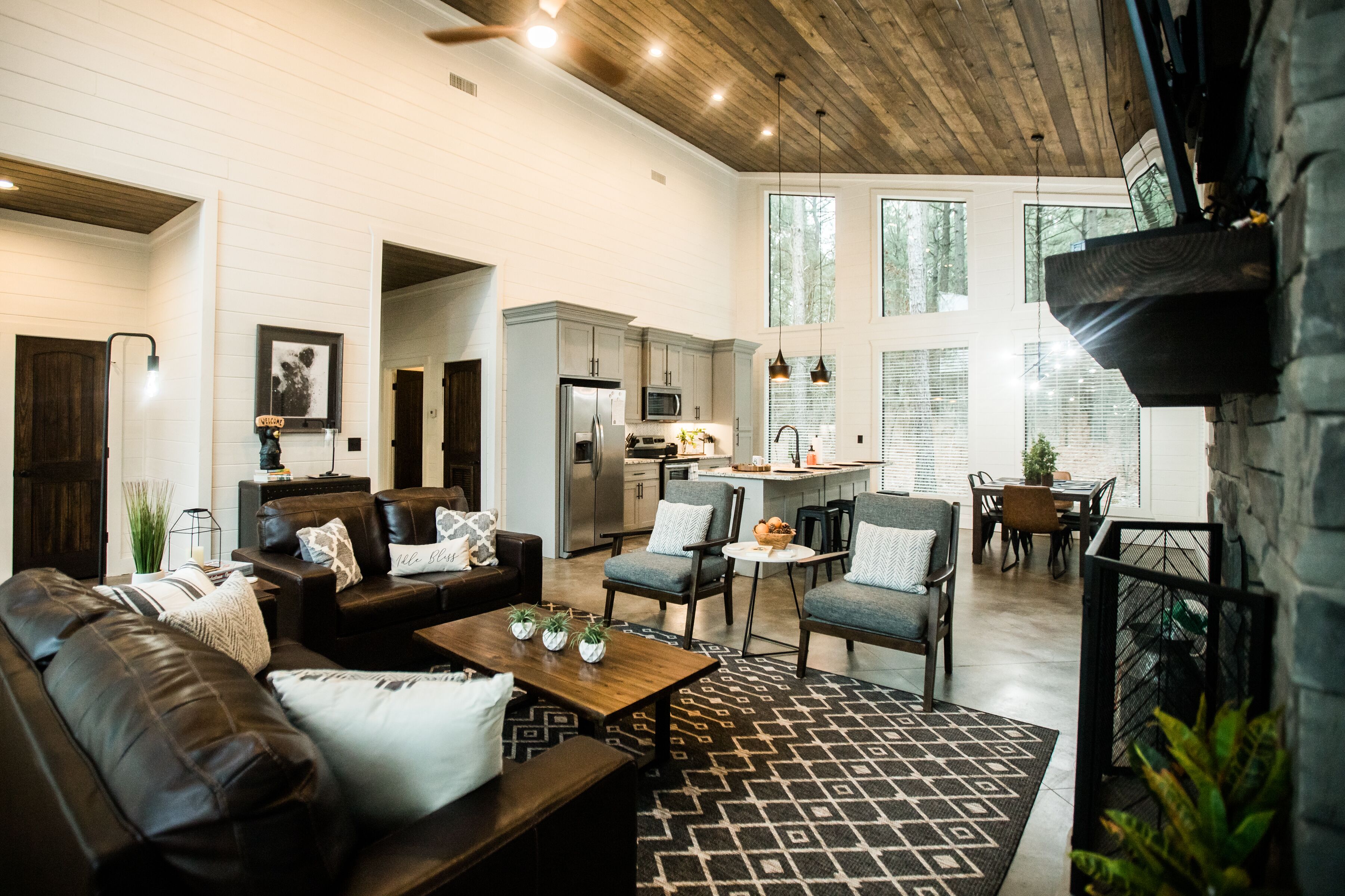 Brand New Idle Bliss 2 Bdrm, 2 1/2 Bth, Hot Tub, Firepit, Outdoor Fireplace