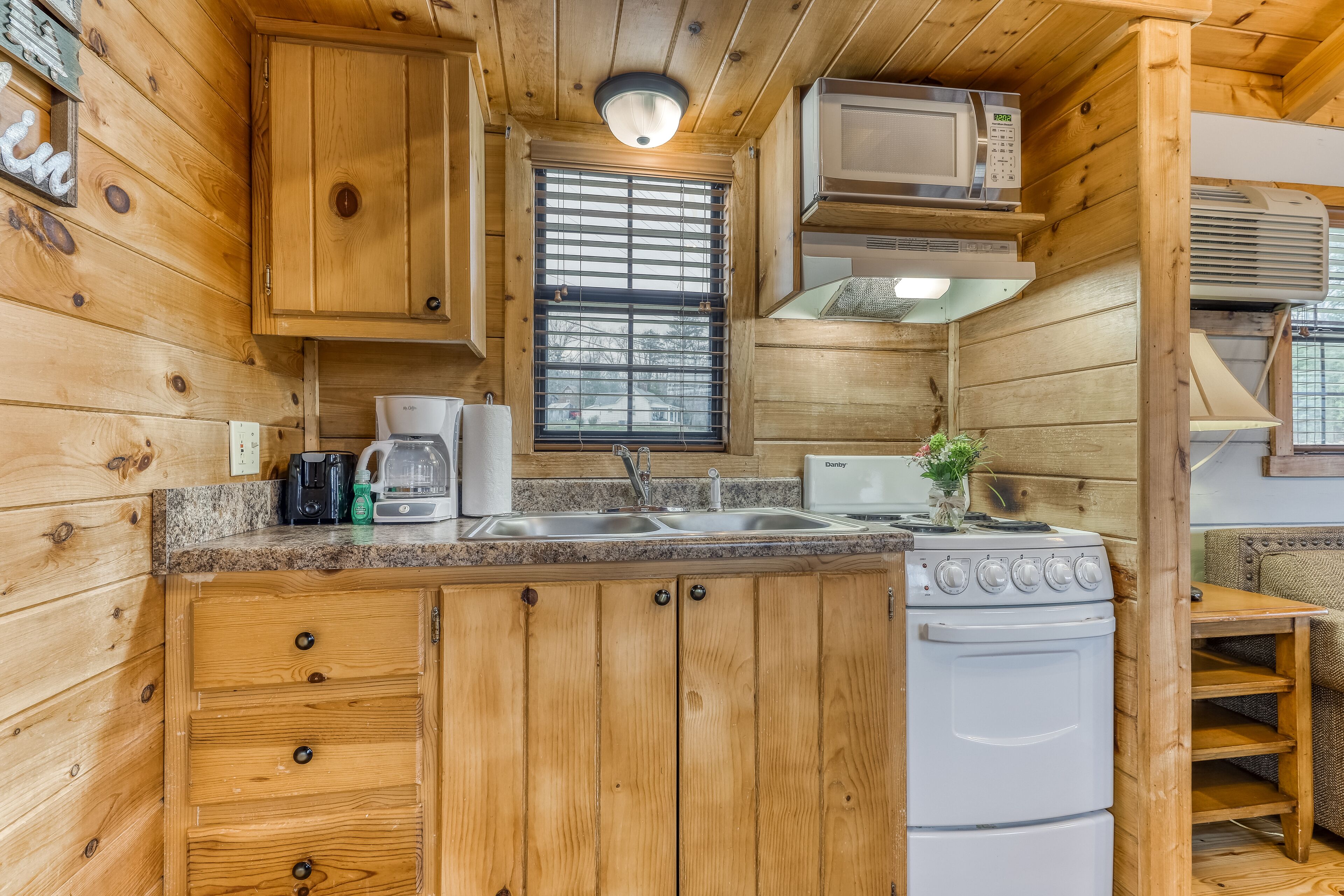 Cozy cabin with private hot tub and fire pit - close to national park & hiking!