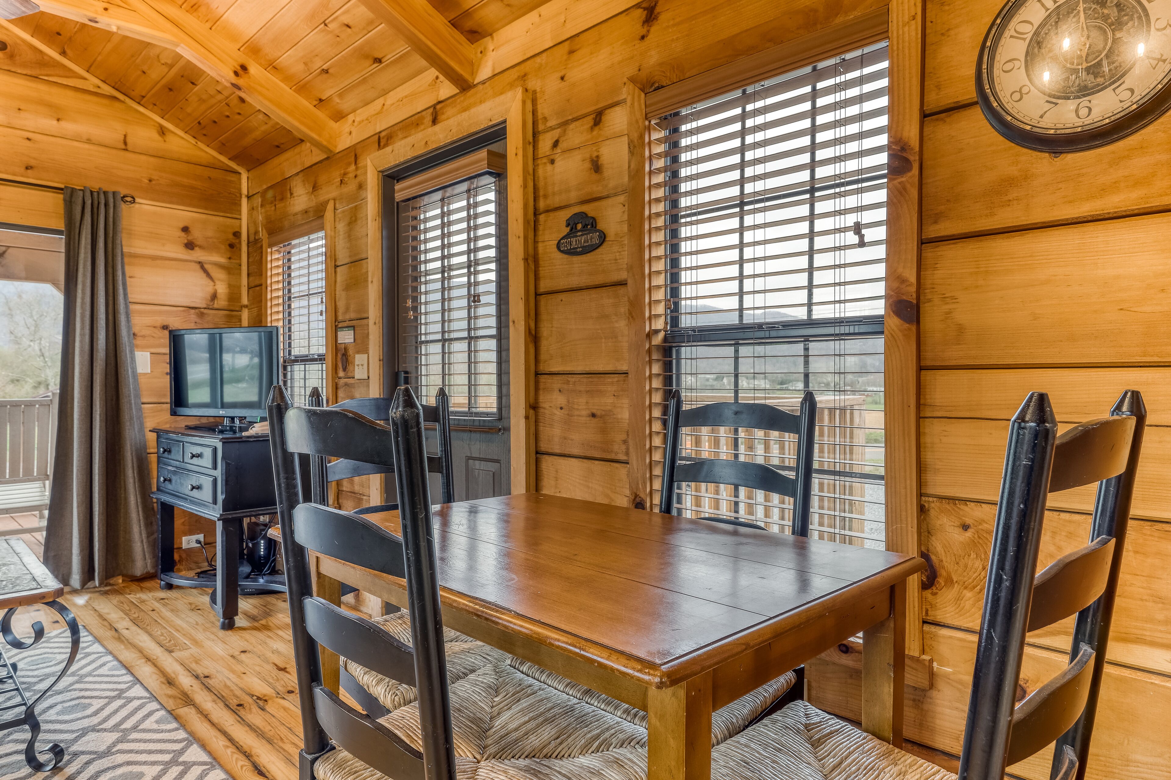 Cozy cabin with private hot tub and fire pit - close to national park & hiking!