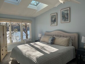 2 bedrooms, desk, iron/ironing board, WiFi - Waterfront, private dock, neighborhood beach (Saunderstown)