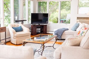 Een smart-tv en een open haard