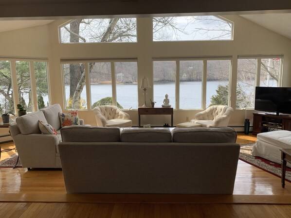 Smart TV, fireplace - Waterfront, private dock, neighborhood beach (Saunderstown)