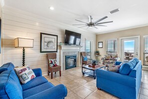 Una Smart TV, un reproductor de DVD, un reproductor estéreo