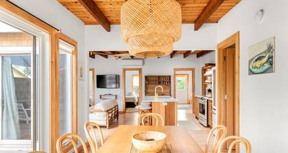 Designer cottage with amazing view, serene deck & outdoor shower - walk to beach