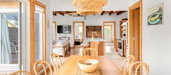 Designer cottage with amazing view, serene deck & outdoor shower - walk to beach