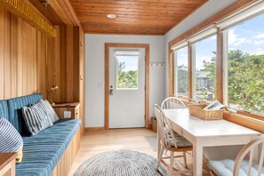 TV - Designer cottage with amazing view, serene deck & outdoor shower - walk to beach (Ocean Bay Park)