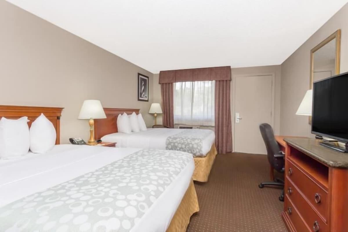 Photo 2 of Just What You Were Looking For! 3 Comfortable Units, Pool