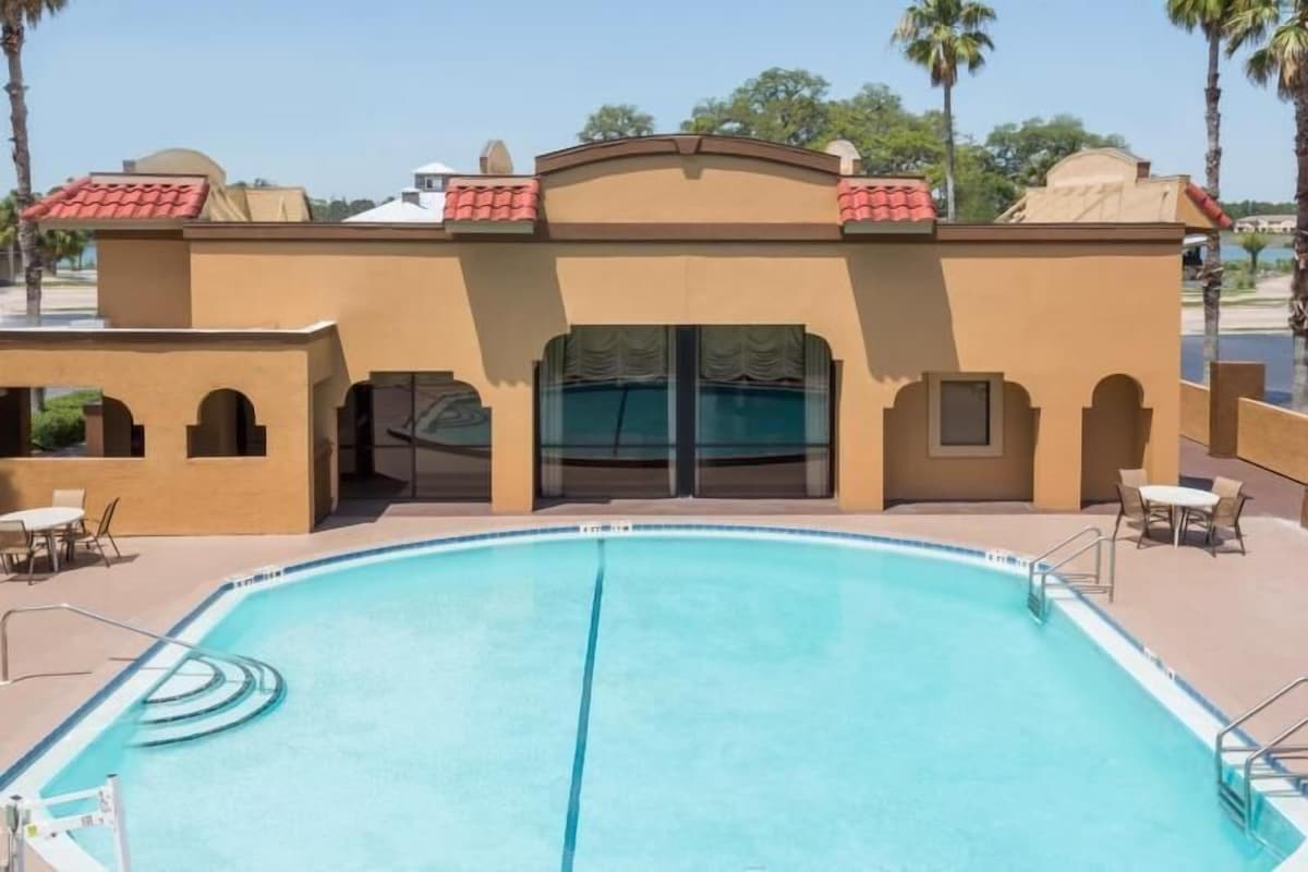 Photo 8 of Just What You Were Looking For! 3 Comfortable Units, Pool