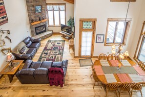 Télévision, cheminée, lecteur de DVD, livres