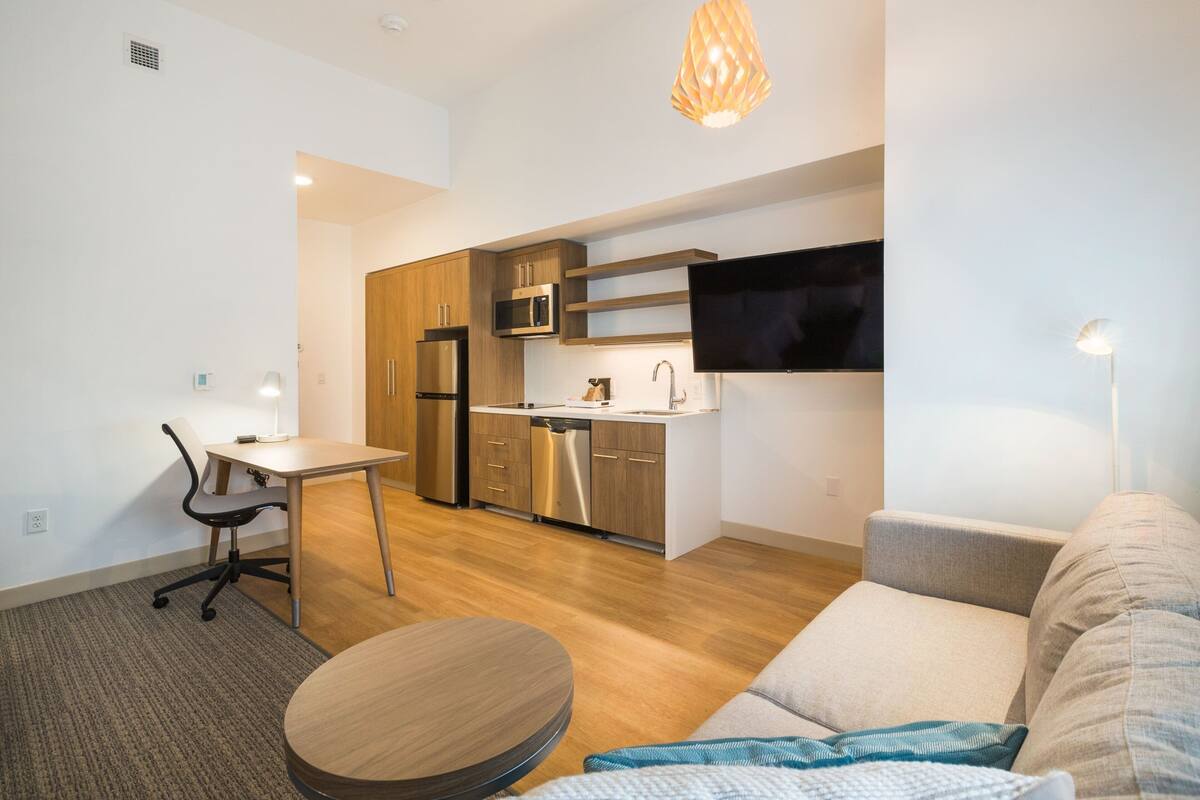 Eine moderne Wohnung mit Küche, Essbereich und Wohnzimmer.