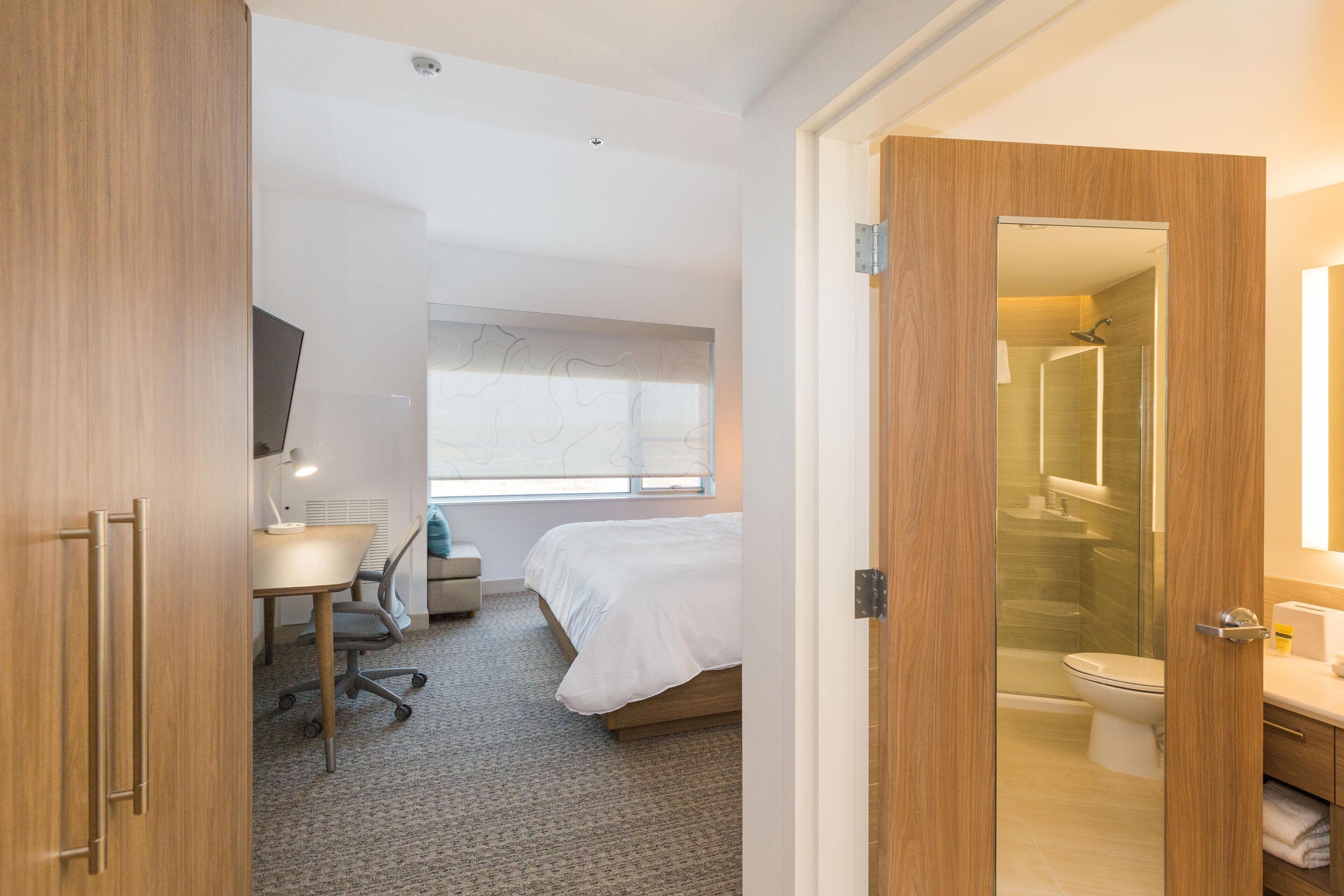 Skrivbord, arbetsyta för laptop, strykjärn/strykbräda och sängkläder