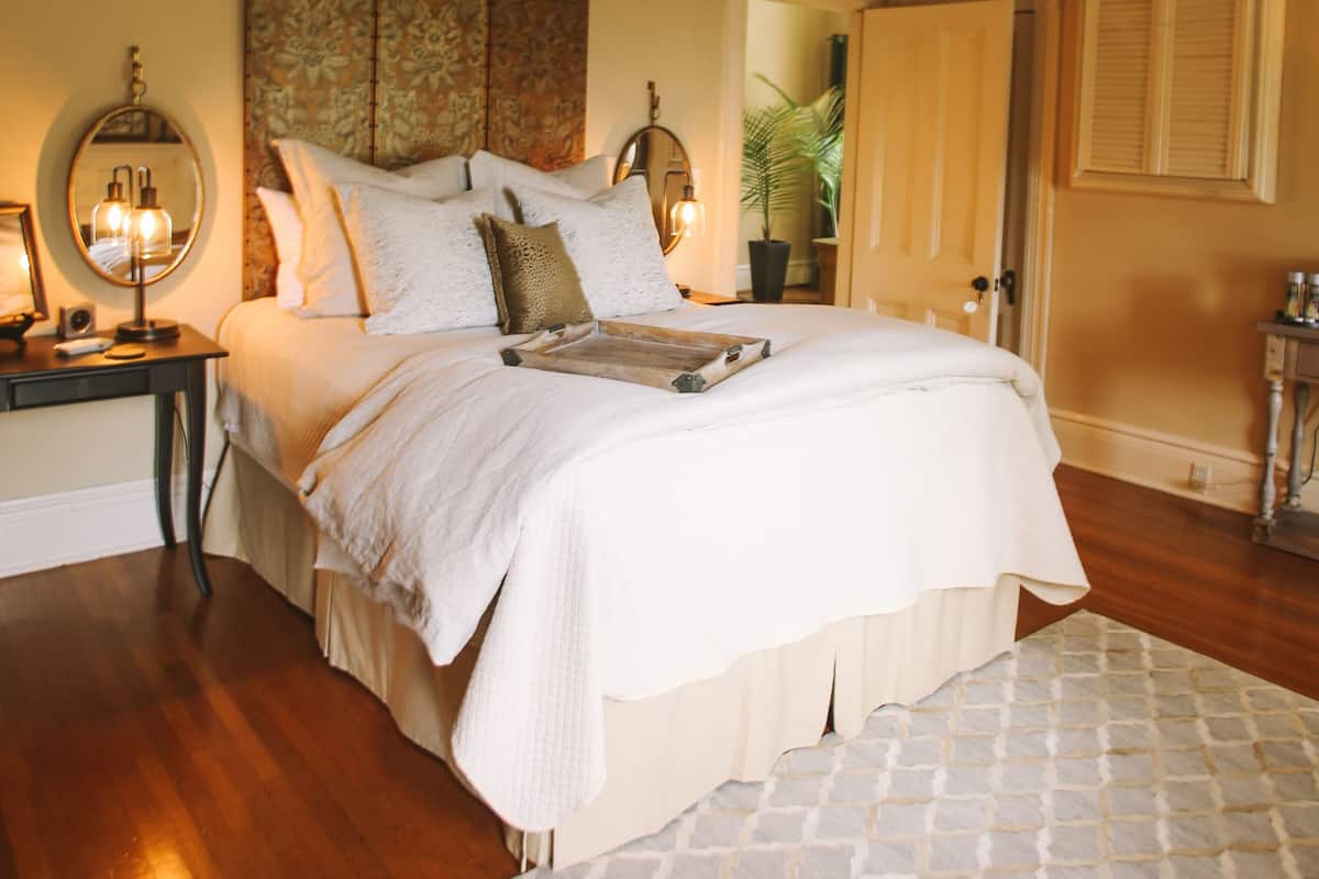 Signature Room | Blackout drapes, iron/ironing board, WiFi (free), individually decorated