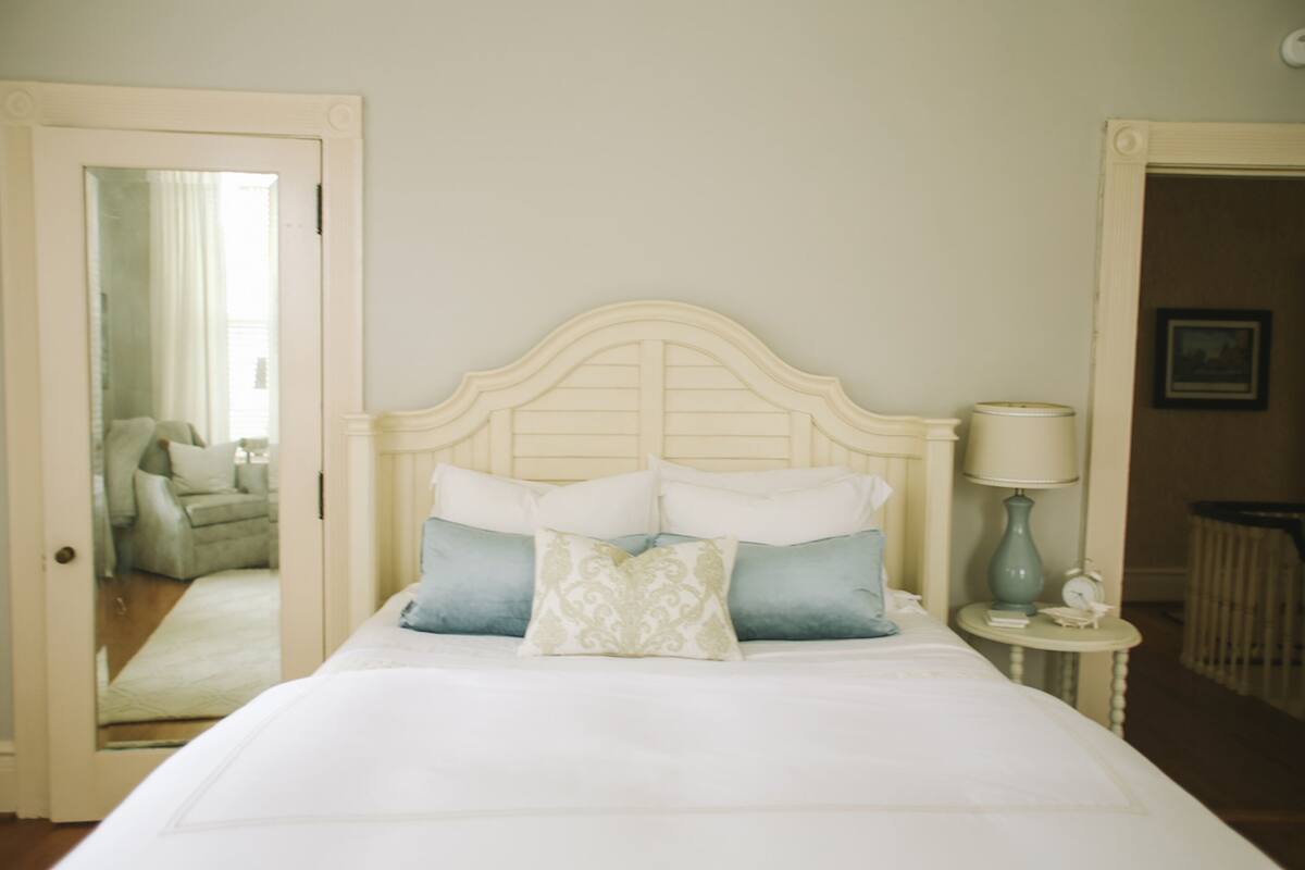 Classic Room | Blackout drapes, iron/ironing board, WiFi (free), individually decorated