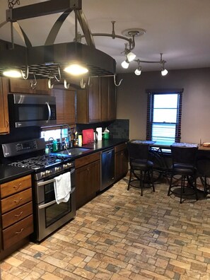 Refrigerador, microondas, parrilla de estufa y utensilios de cocina 