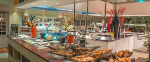 Ein reichhaltiges Buffet mit Speisen und dekorativen Vasen.