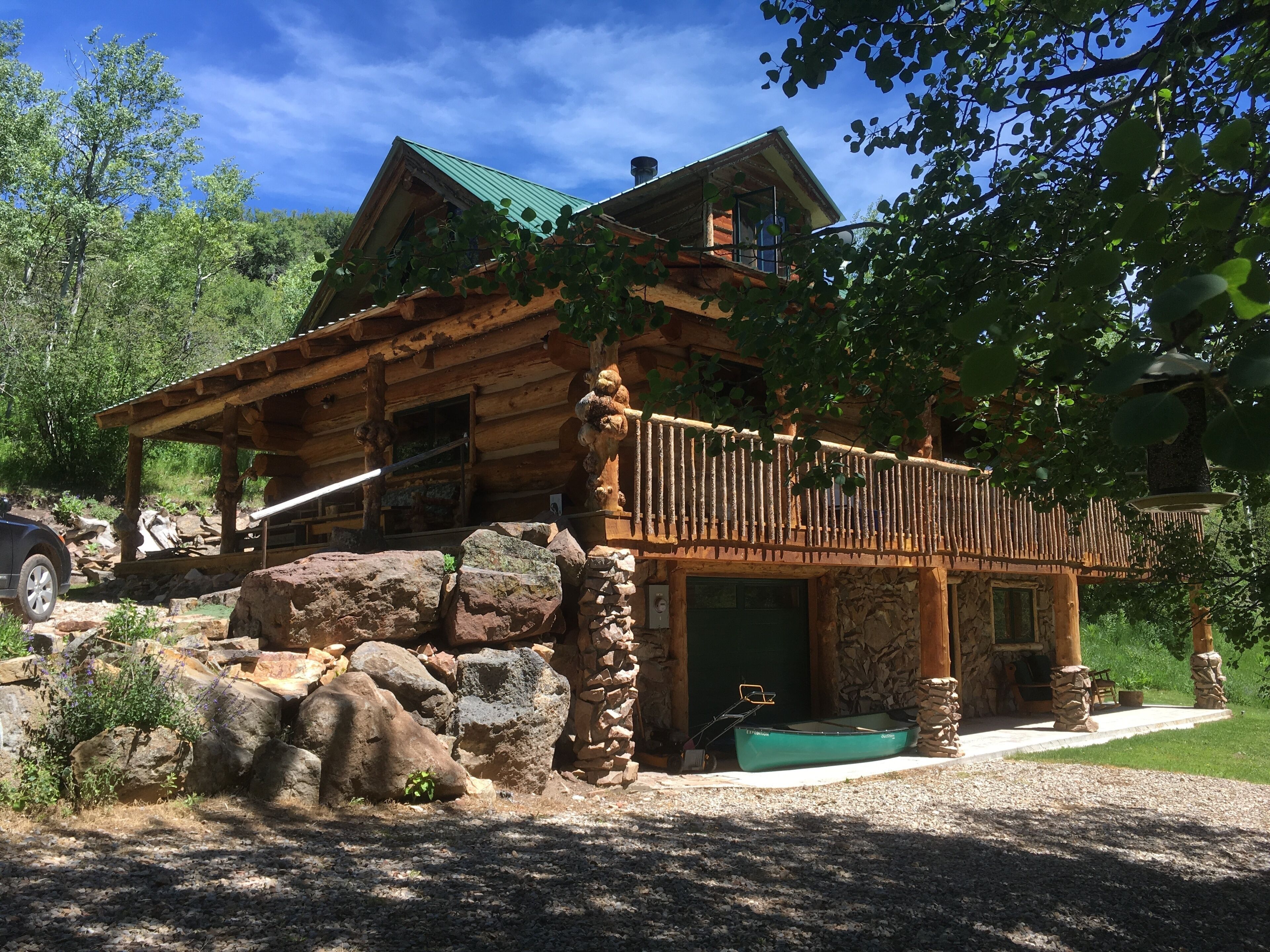BEAUTIFUL RUSTIC MOUNTAIN CABIN-FAMILY OUTDOORS-ARTIST-PARADISE-4 bed 2 bath