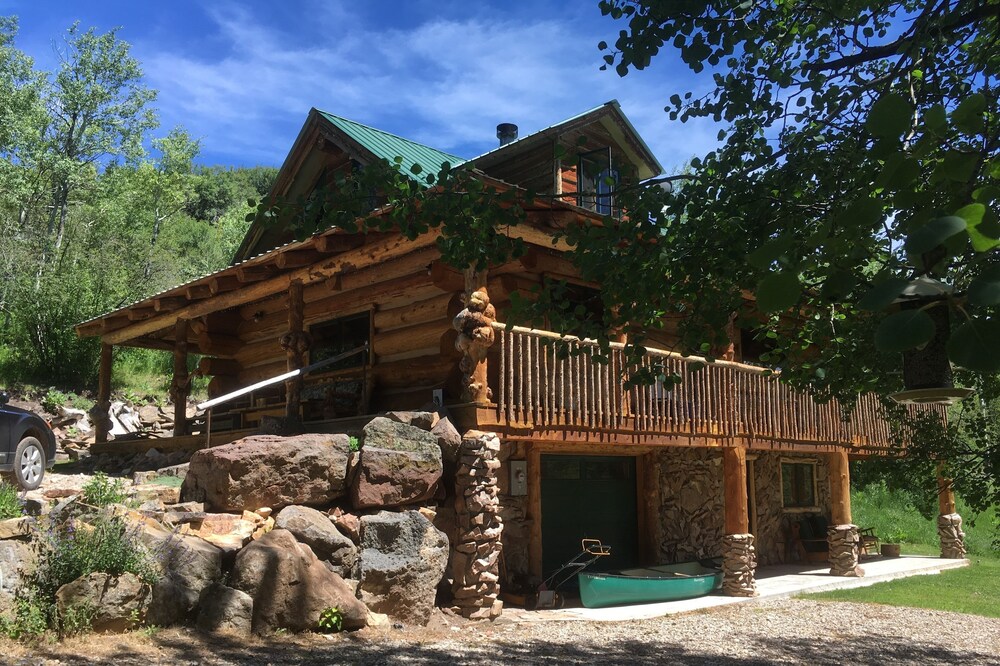BEAUTIFUL RUSTIC MOUNTAIN CABIN-FAMILY OUTDOORS-ARTIST-PARADISE-4 bed 2 bath