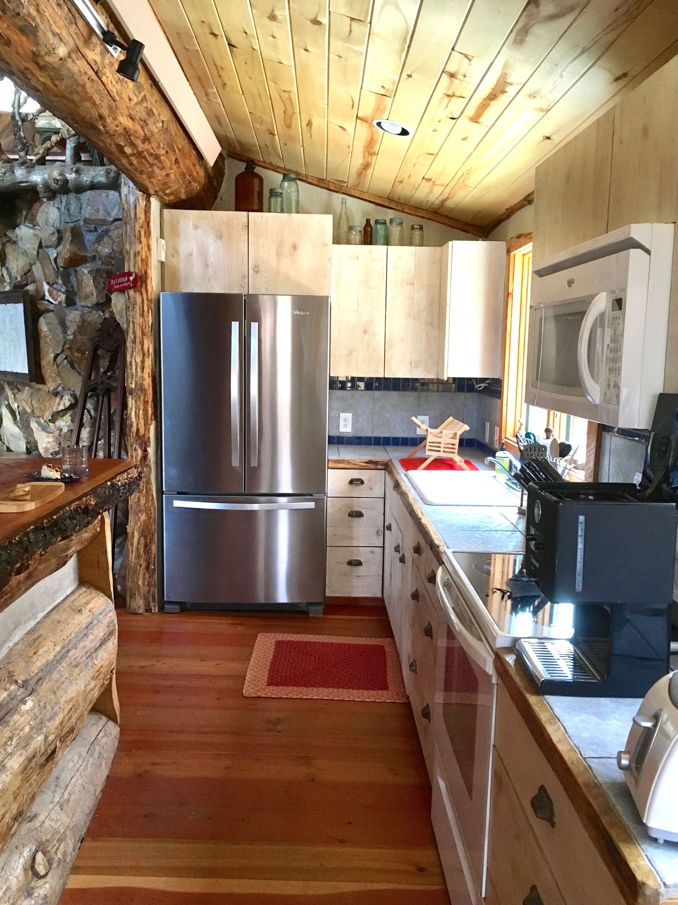 BEAUTIFUL RUSTIC MOUNTAIN CABIN-FAMILY OUTDOORS-ARTIST-PARADISE-4 bed 2 bath
