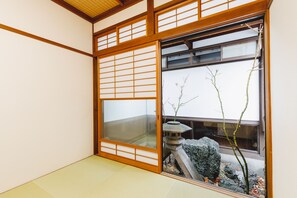 Tomannsrom i japansk stil, ikke-røyk, hageutsikt (Shared Space Nearby) | Dundyner, individuelt dekorert og individuelt innredet