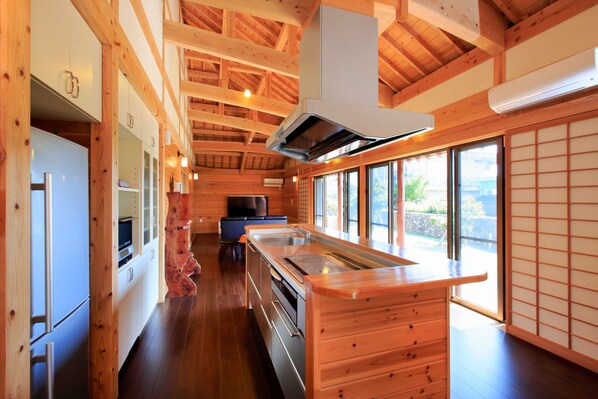 Casa, 2 habitaciones | Cocina privada | Refrigerador, microondas, parrilla de estufa y cafetera y tetera