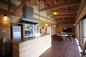 Casa, 2 habitaciones | Área de sala de estar | Televisión de pantalla plana y reproductor de DVD