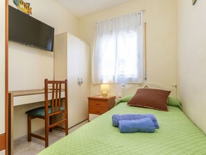 3 bedrooms, iron/ironing board, free Internet