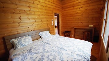 2 Bedroom Log House | 2 bedrooms, desk, free WiFi