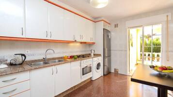 Réfrigérateur, micro-ondes, batterie de cuisine, vaisselle et ustensiles