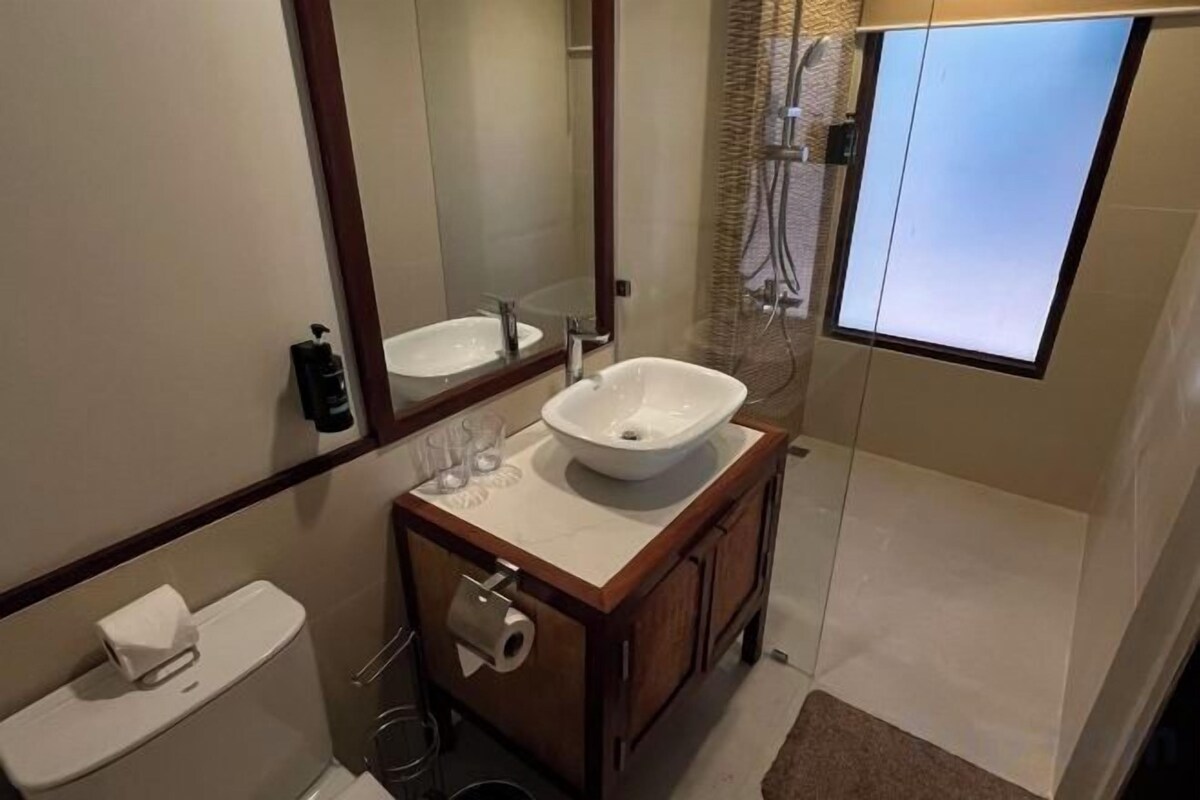 Bathroom | Shower, rainfall showerhead, free toiletries, bidet