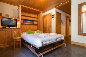 Iron/ironing board, free WiFi, bed sheets