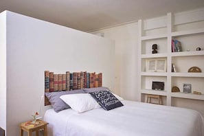 1 habitación, escritorio, tabla de planchar con plancha y cuna de viaje