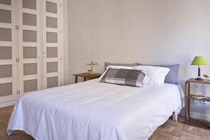 2 bedrooms, desk, iron/ironing board, travel cot - Casas do Arco - Casa do Baldi (Coimbra)