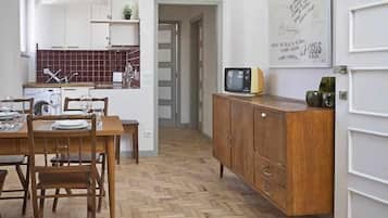 Kühlschrank, Mikrowelle, Toaster, Kochgeschirr/Geschirr/Besteck